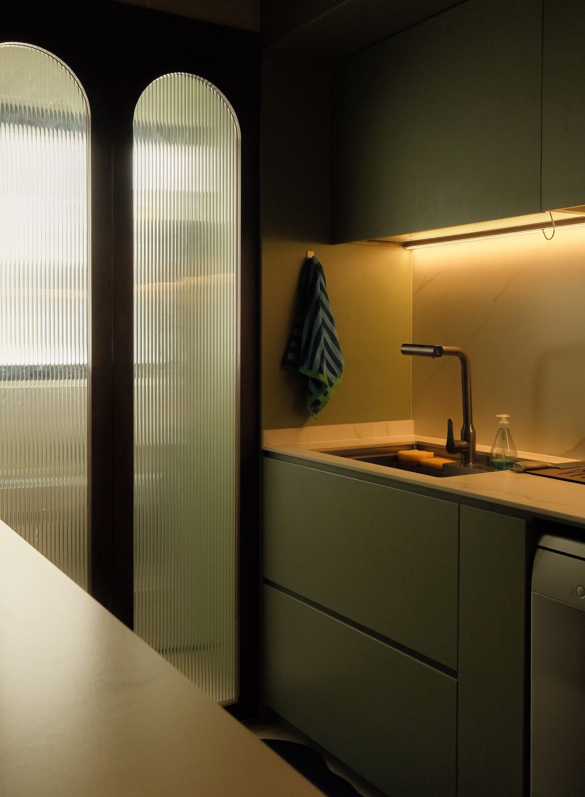 Arched reeded-glass door, 380B Canberra by Aura Design & Co.