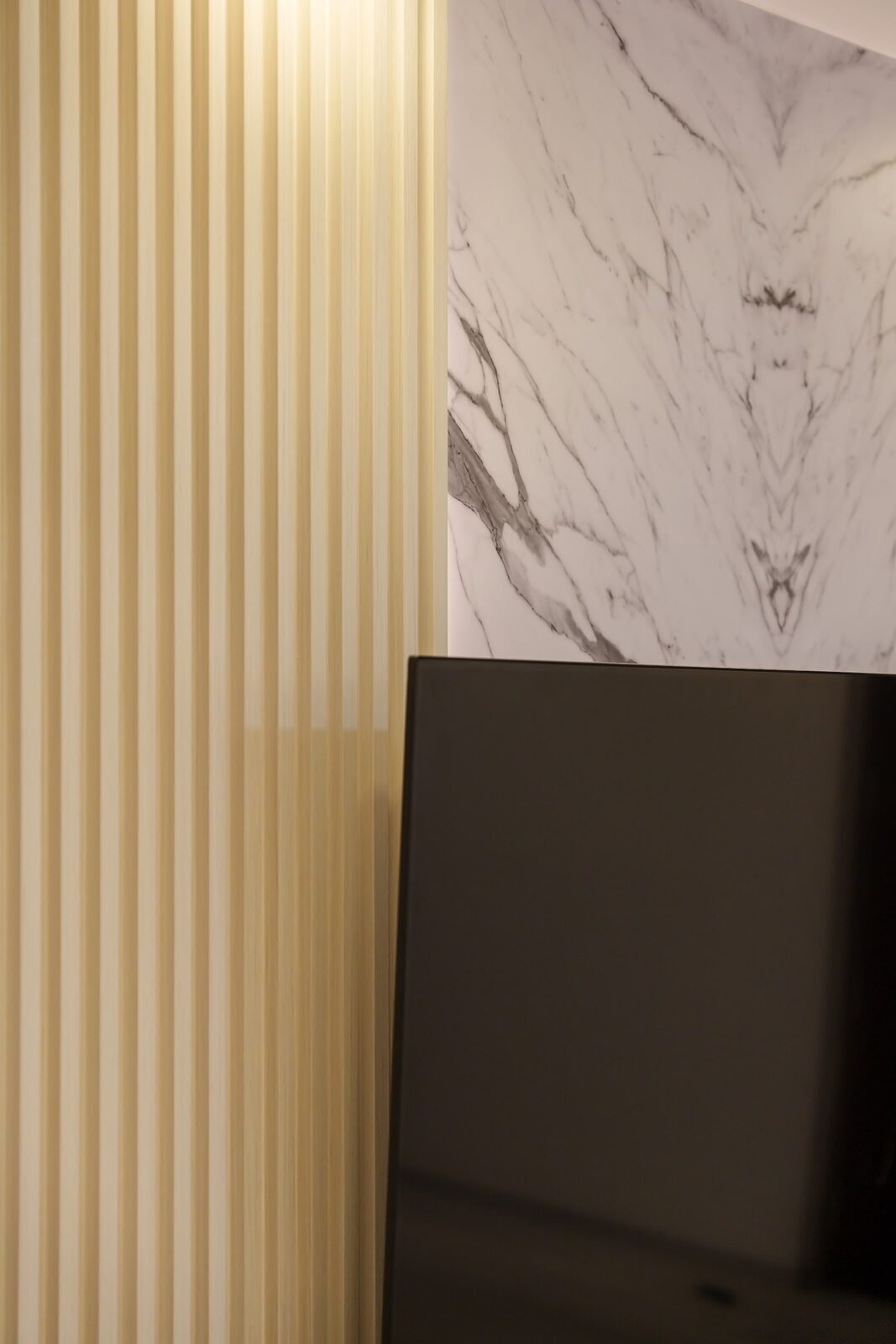 Fluted oak meeting marble, 224 Chua Chu Kang Central by Aura Design & Co.