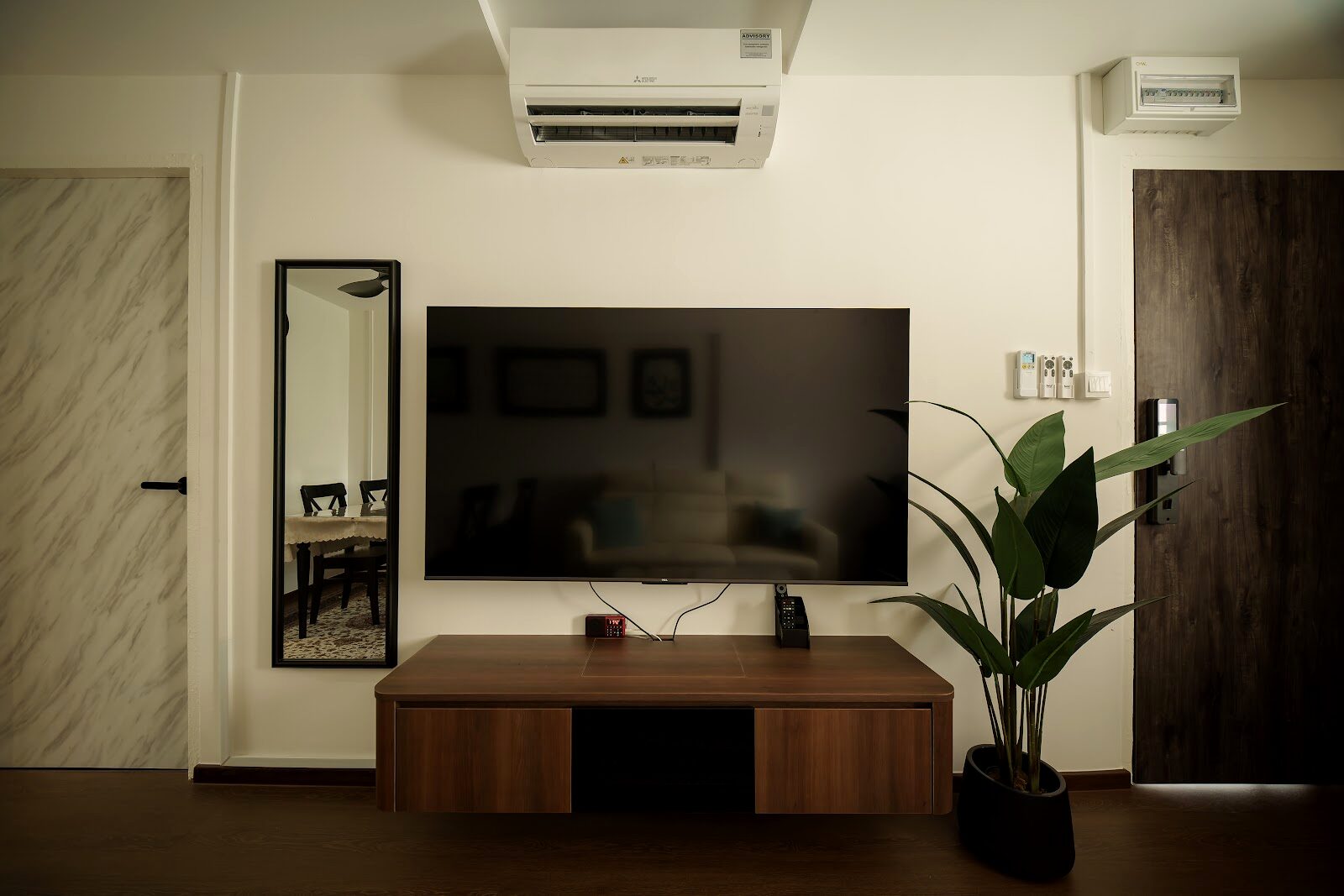 Living room and console, 214 Jurong East St 21 by Aura Design & Co.