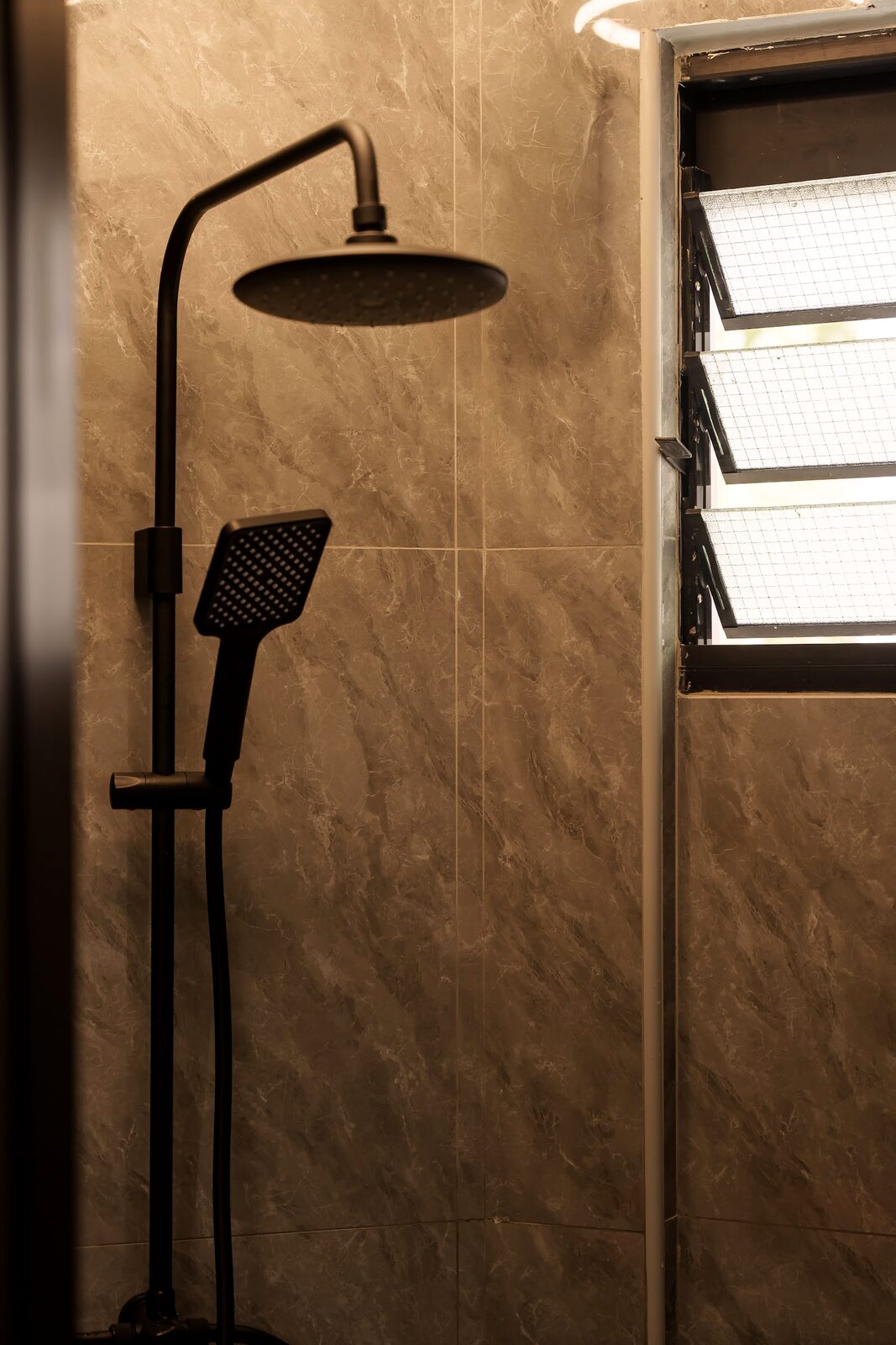 Shower in large-format porcelain, 214 Jurong East St 21 by Aura Design & Co.