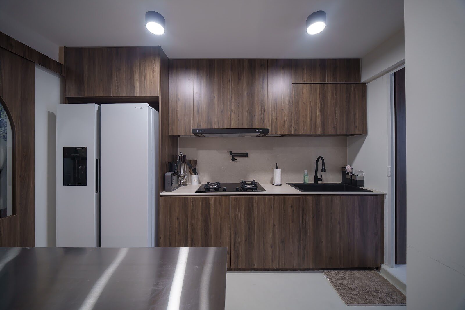 Walnut kitchen, 750 Jurong West St 73 by Aura Design & Co.