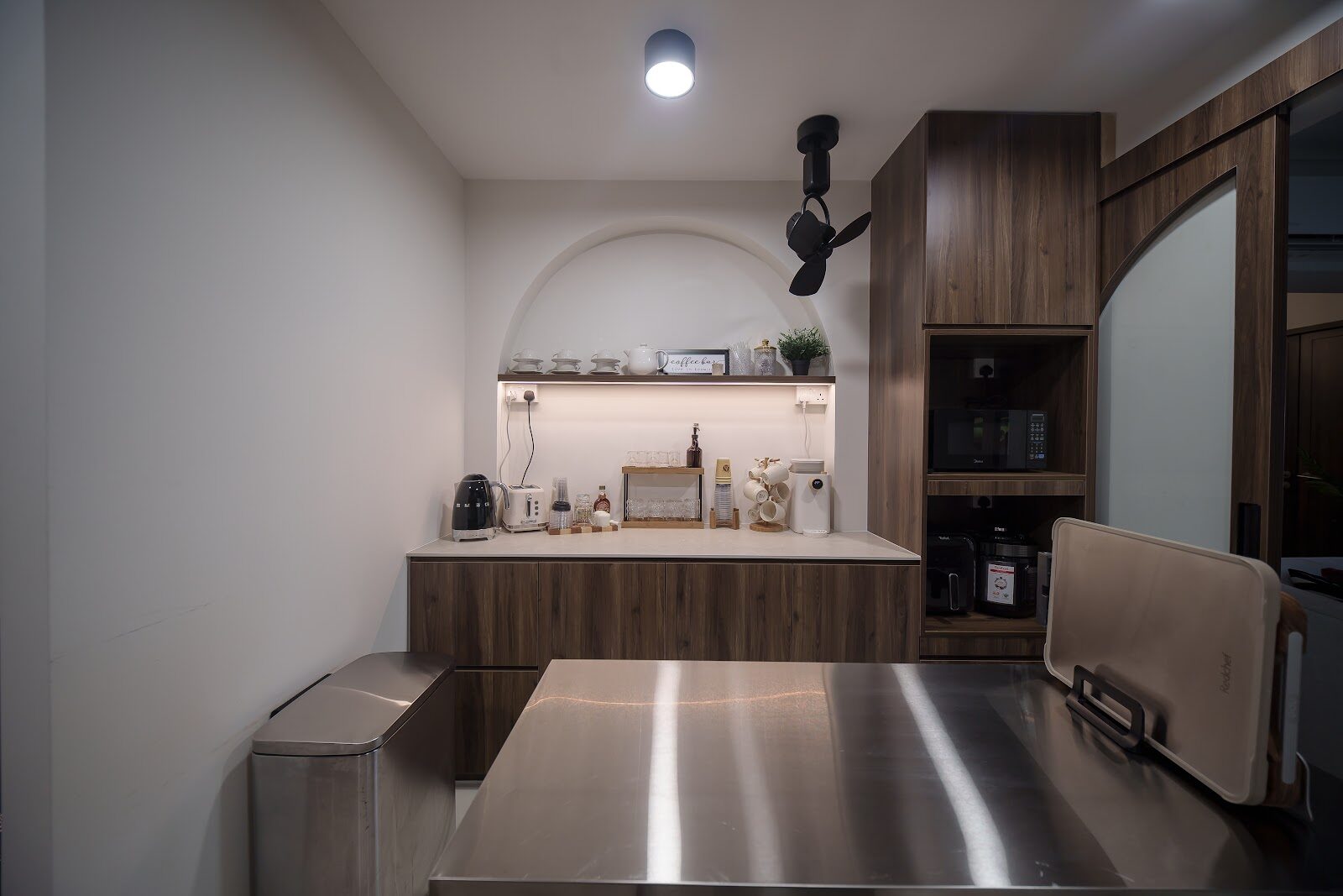 Dry kitchen under the plaster arch, 750 Jurong West St 73 by Aura Design & Co.