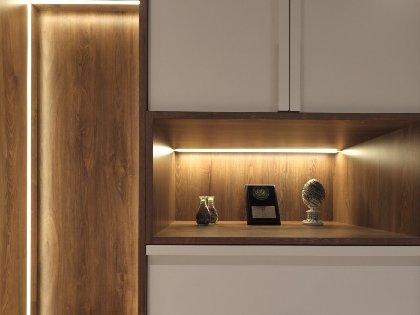Lit display niche in the entry joinery, Santorini Lux, 148 Pasir Ris by Aura Design & Co.